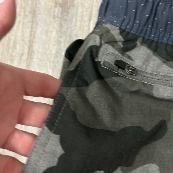 LIKE NEW! Men's Vuori Blue/Gray Camo Banks Shorts - MEDIUM - Picture 5 of 9